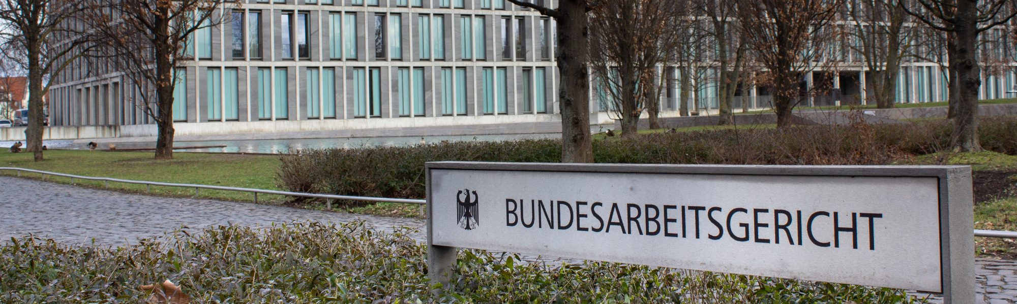 Gebäude des Bundesarbeitsgerichts mit modernem Architekturdesign und Beschilderung.