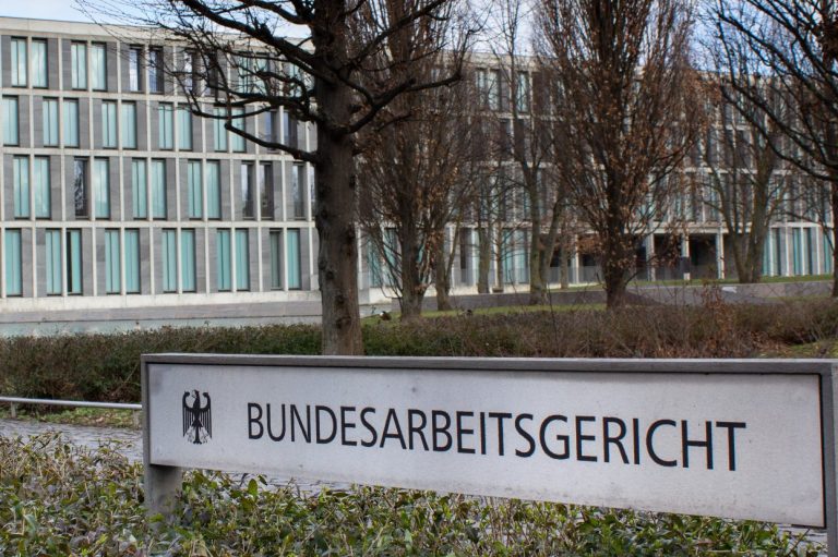 Eingang des Bundesarbeitsgerichts mit moderner Architektur und Vorplatz.